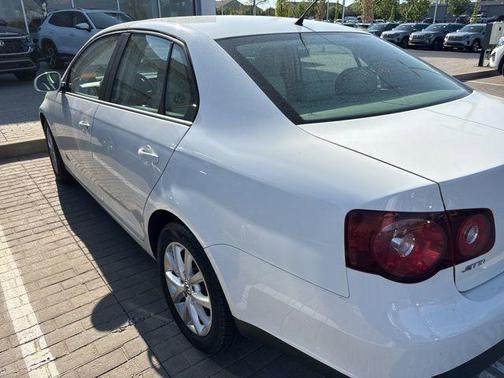 White 2010 Volkswagen Jetta