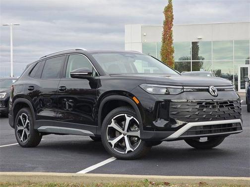 Deep Black Pearl Effect 2026 Volkswagen Tiguan 2.0T SE