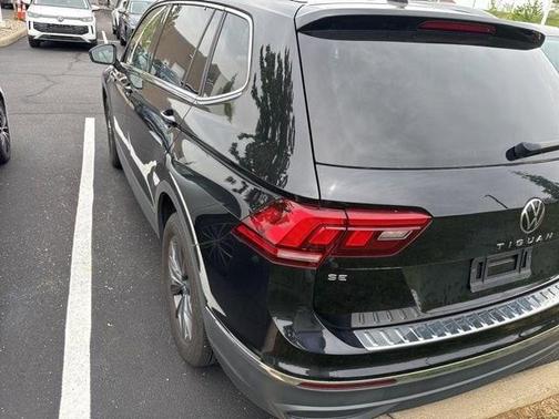 Deep Black Pearl Effect 2023 Volkswagen Tiguan 2.0T SE