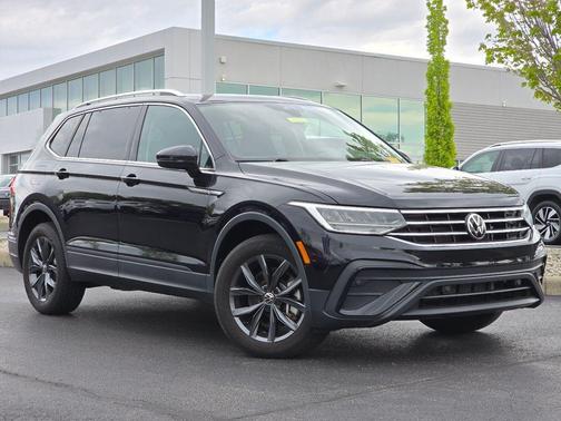 Deep Black Pearl Effect 2023 Volkswagen Tiguan 2.0T SE