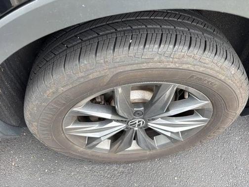 Deep Black Pearl Effect 2023 Volkswagen Tiguan 2.0T SE