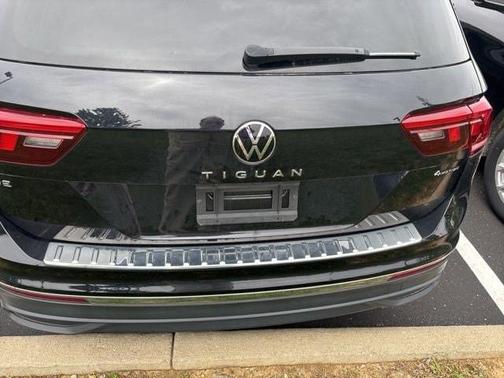 Deep Black Pearl Effect 2023 Volkswagen Tiguan 2.0T SE