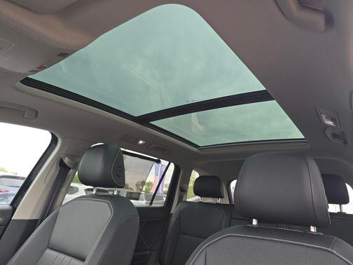 Deep Black Pearl Effect 2023 Volkswagen Tiguan 2.0T SE