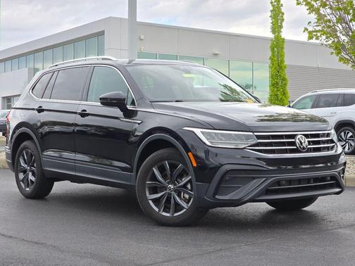 Deep Black Pearl Effect 2023 Volkswagen Tiguan 2.0T SE