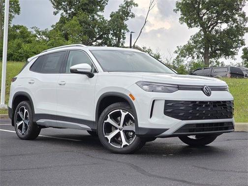 Pure White 2025 Volkswagen Tiguan 2.0T SE