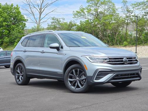 Pyrite Silver Metallic 2024 Volkswagen Tiguan 2.0T SE
