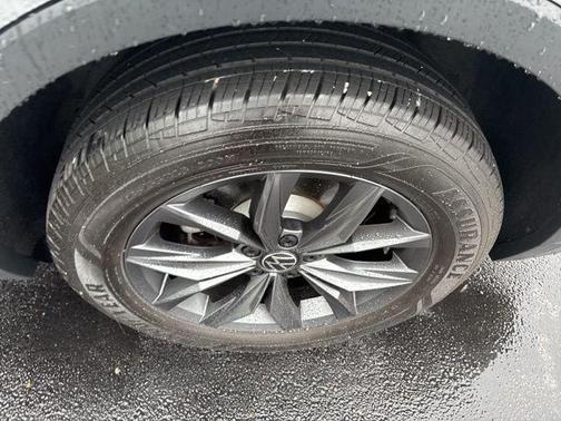 Pyrite Silver Metallic 2024 Volkswagen Tiguan 2.0T SE