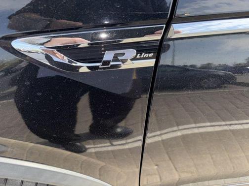 Deep Black Pearl Effect 2018 Volkswagen Tiguan 2.0T SEL Premium