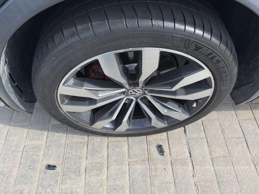 Deep Black Pearl Effect 2018 Volkswagen Tiguan 2.0T SEL Premium