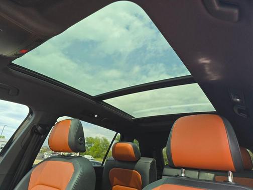 Deep Black Pearl Effect 2018 Volkswagen Tiguan 2.0T SEL Premium