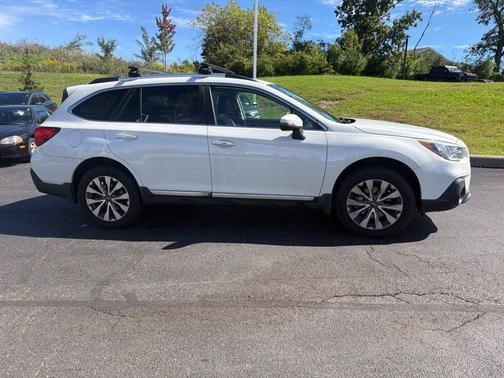 Crystal White Pearl 2019 Subaru Outback 2.5i Touring