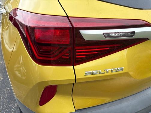 Starbright Yellow 2021 Kia Seltos SX