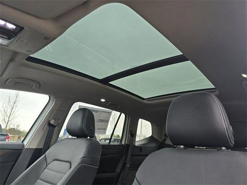 Opal White Pearl Effect 2025 Volkswagen Atlas 2.0T SEL