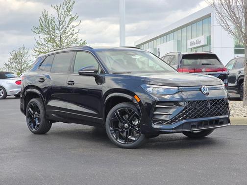 Deep Black Pearl Effect 2026 Volkswagen Tiguan 2.0T SE R-Line Black