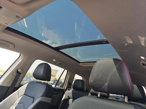 Pure White 2025 Volkswagen Atlas 2.0T Peak Edition