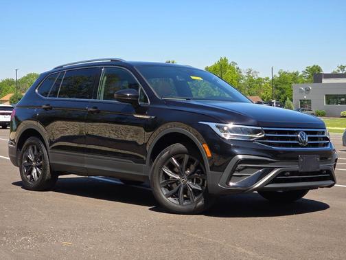 Deep Black Pearl Effect 2024 Volkswagen Tiguan 2.0T SE
