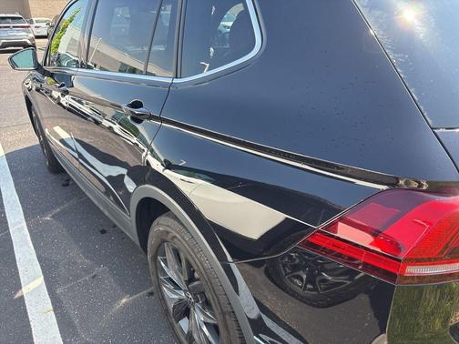 Deep Black Pearl Effect 2024 Volkswagen Tiguan 2.0T SE