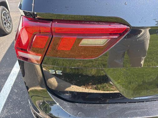 Deep Black Pearl Effect 2024 Volkswagen Tiguan 2.0T SE