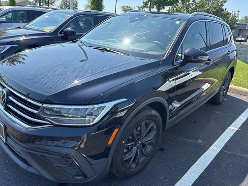 Deep Black Pearl Effect 2024 Volkswagen Tiguan 2.0T SE