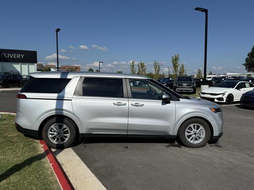 2023 Kia Carnival LX