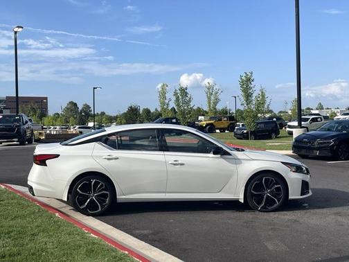 2023 Nissan Altima SR FWD