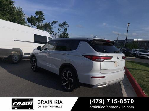 White 2022 Mitsubishi Outlander SE