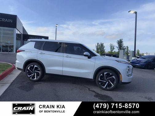 White 2022 Mitsubishi Outlander SE
