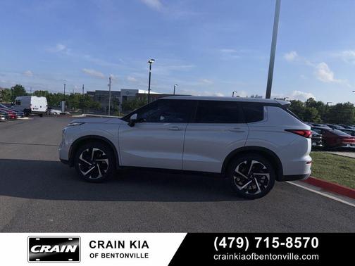 White 2022 Mitsubishi Outlander SE