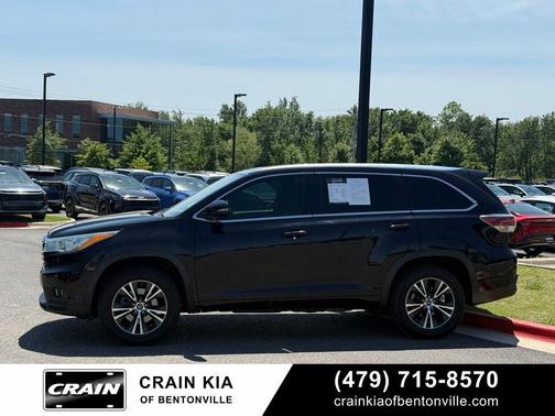 Midnight Black Metallic 2016 Toyota Highlander XLE
