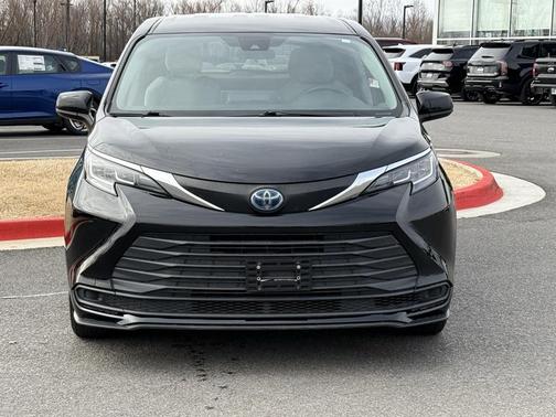 2022 Toyota Sienna LE
