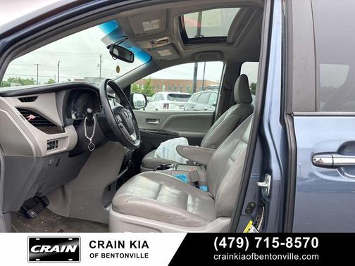 Shoreline Blue Pearl 2017 Toyota Sienna XLE