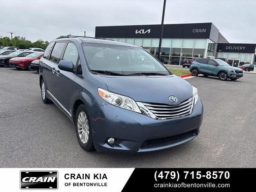 Shoreline Blue Pearl 2017 Toyota Sienna XLE