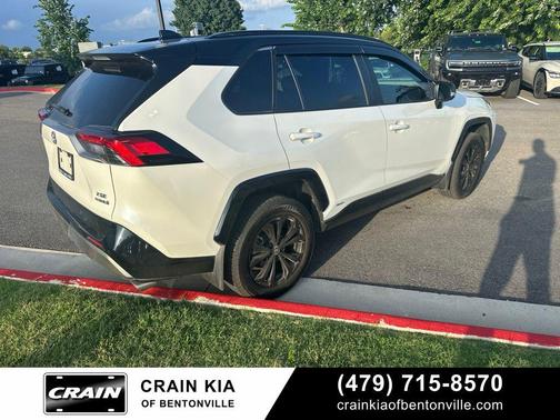 Blizzard Pearl/Midnight Black Metallic 2022 Toyota RAV4 Hybrid SE