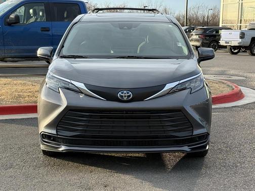 2025 Toyota Sienna LE