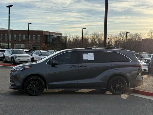 2025 Toyota Sienna LE