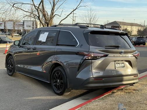 2025 Toyota Sienna LE