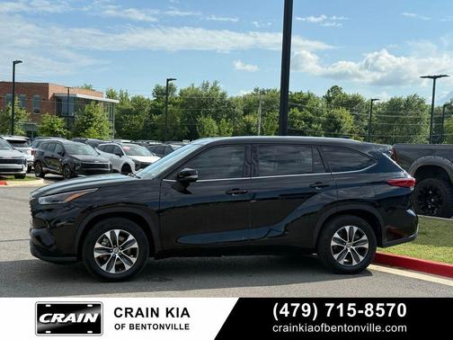 Midnight Black Metallic 2021 Toyota Highlander XLE
