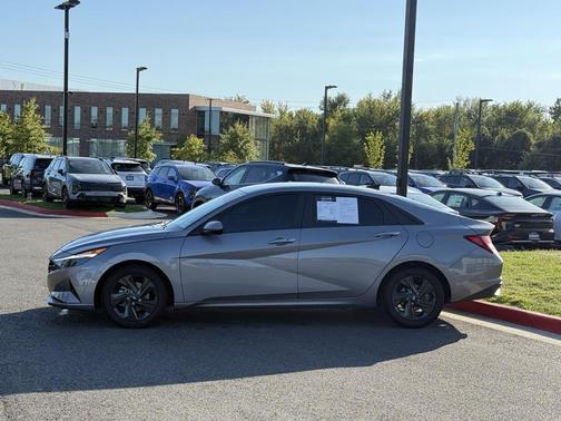 2022 Hyundai ELANTRA SEL