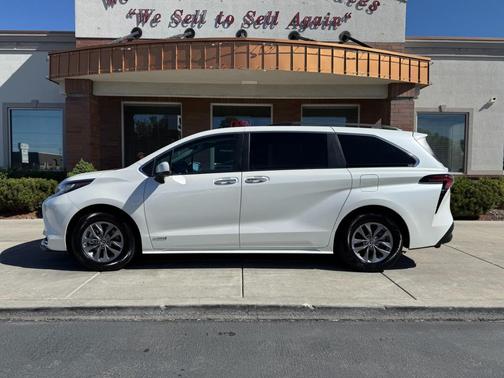 2021 Toyota Sienna XLE 8 Passenger