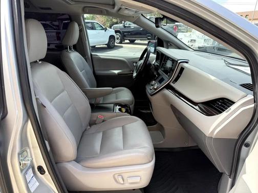 2020 Toyota Sienna XLE