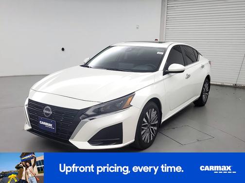White 2023 Nissan Altima SV