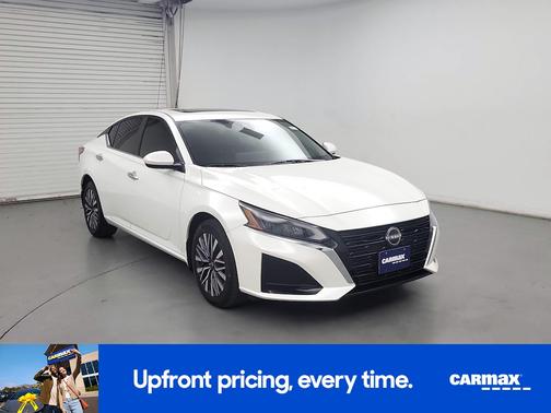 White 2023 Nissan Altima SV