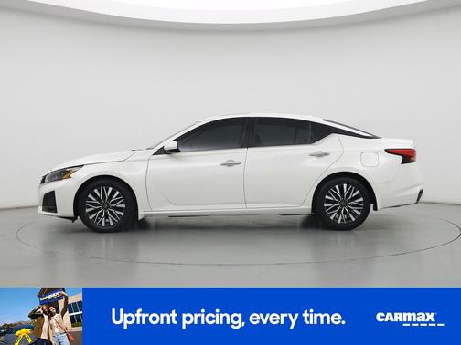 White 2023 Nissan Altima SV