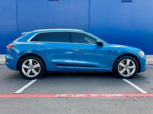 2019 Audi e-tron Premium Plus