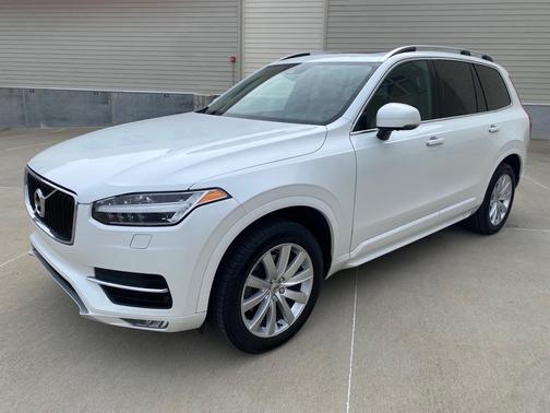 2016 Volvo XC90 T6 Momentum