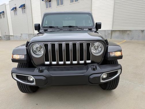 Granite Crystal Metallic Clearcoat 2022 Jeep Wrangler Unlimited Sahara
