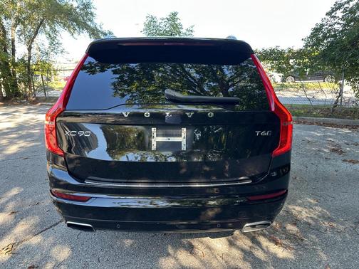 2017 Volvo XC90 T6 Momentum