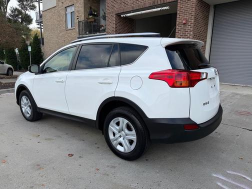 Super White 2015 Toyota RAV4 LE
