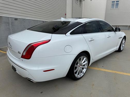 2015 Jaguar XJ Base