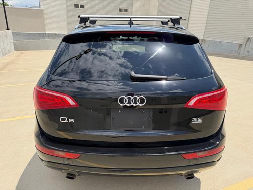 Brilliant Black 2010 Audi Q5 3.2 Premium quattro
